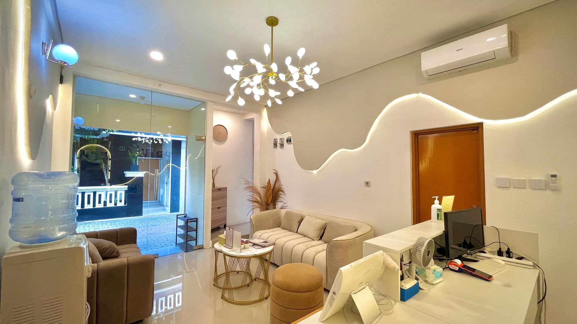 Area tunggu dengan sofa dan lampu gantung dekoratif