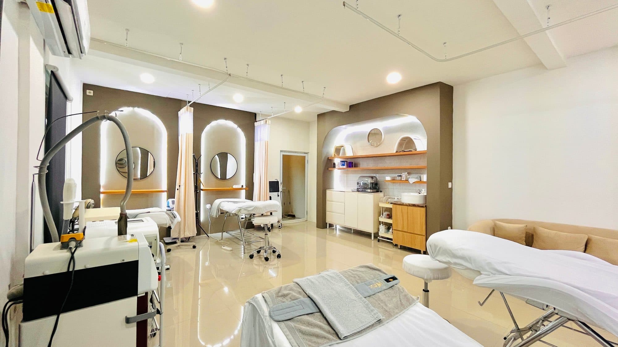 Ruang perawatan dengan alat laser dan beberapa bed