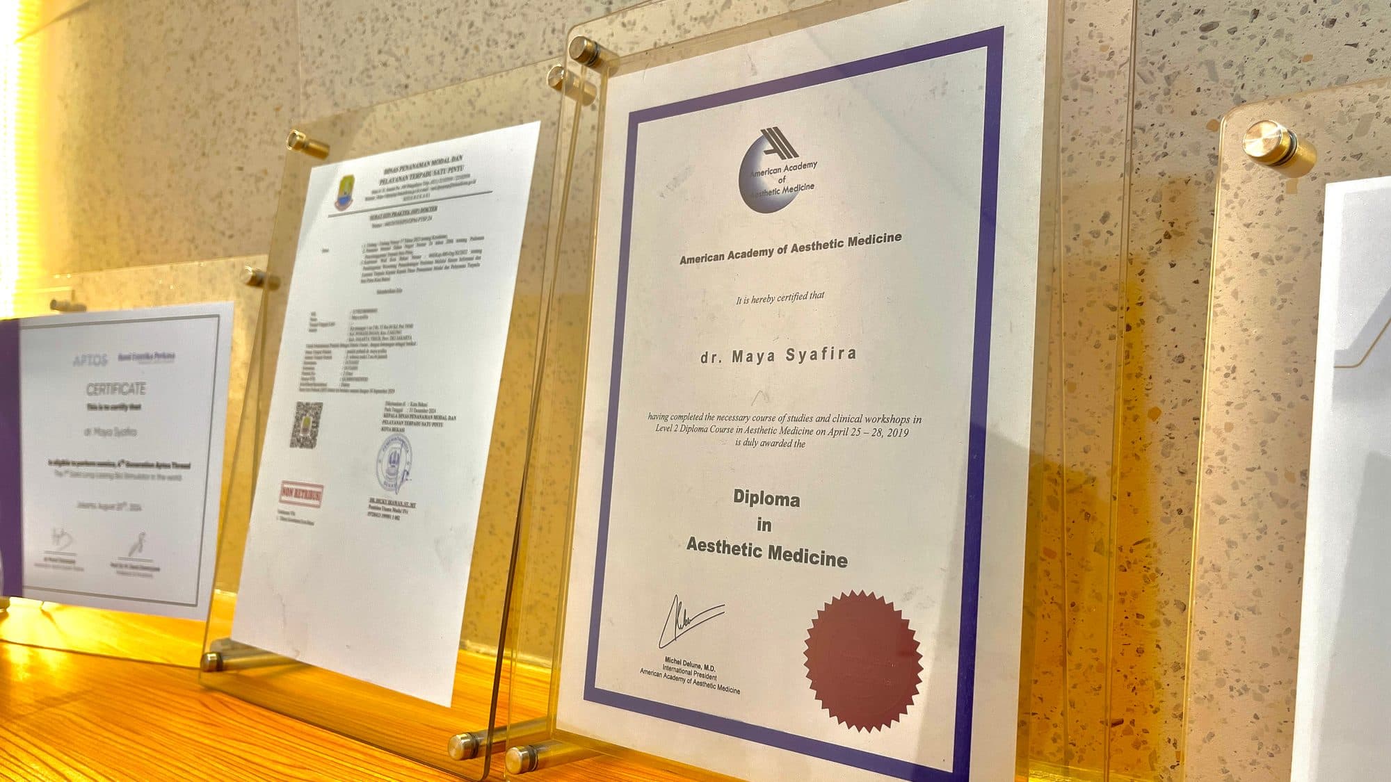 Sertifikat APTOS dan American Academy of Aesthetic Medicine dr. Maya Syafira